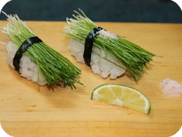 カボスと岩塩で食べるメネギの握り寿司