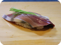 メネギ添え鰹の握り寿司